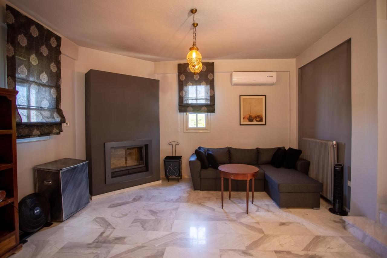 Τraditional Fully Detached Villa On A Luxurious Hillock Of Thessaloniki With Its Own Garden Also For Family & Wedding Gatherings For 10 To 25 People Only 15 Minutes From Airport Bagian luar foto