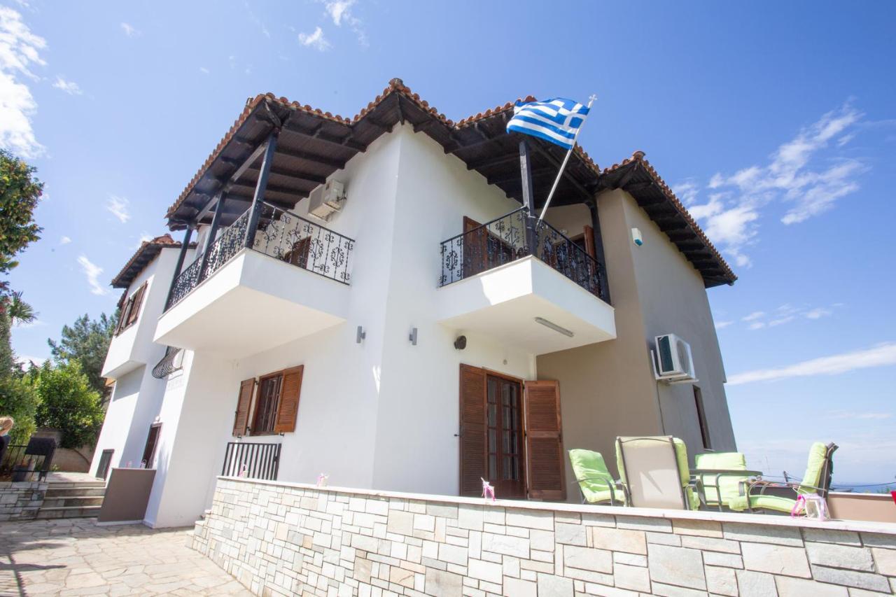 Τraditional Fully Detached Villa On A Luxurious Hillock Of Thessaloniki With Its Own Garden Also For Family & Wedding Gatherings For 10 To 25 People Only 15 Minutes From Airport Bagian luar foto