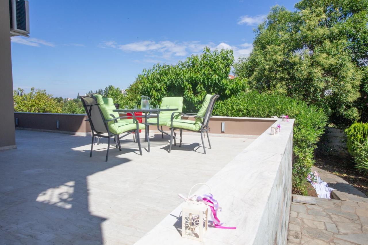 Τraditional Fully Detached Villa On A Luxurious Hillock Of Thessaloniki With Its Own Garden Also For Family & Wedding Gatherings For 10 To 25 People Only 15 Minutes From Airport Bagian luar foto